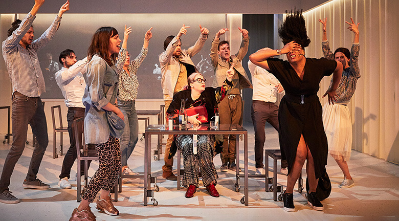 2020_festival-les-theatrales_une-femme-se-deplace